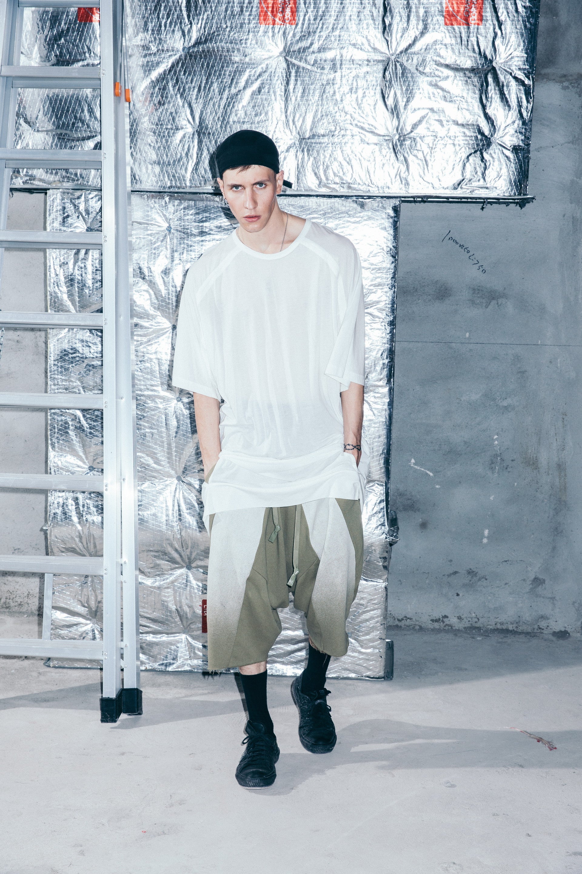 GRADIENT PRINTED DROP-CROTCH GEOCUT SAROUEL SHORTS